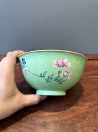 Een Chinese famille rose kom met sgraffito groene fondkleur, Qianlong merk en periode