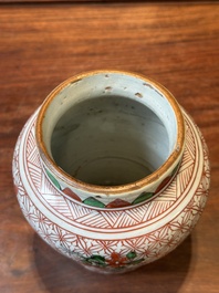 Een kleine Chinese wucai pot met floraal decor, Transitie periode
