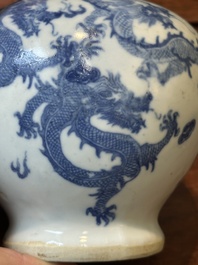 Een paar Chinese blauw-witte dekselvazen en drie potten, 19e eeuw