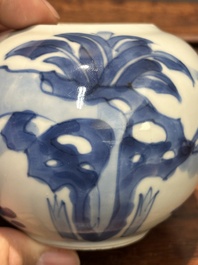 Een Chinese blauw-witte 'Lange Lijzen' theebus en deksel, conische schelp merk, Kangxi