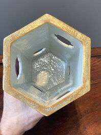Paire de rares porte-chapeaux en porcelaine de Chine famille rose sur fond bleu &agrave; d&eacute;cor de 'huit immortels', marque et &eacute;poque de Tongzhi