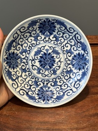 Een Chinees blauw-wit bord met lotusslingers, Guangxu merk en periode