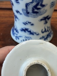 Een paar Chinese blauw-witte dekselvazen en drie potten, 19e eeuw