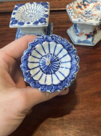 Een paar Chinese blauw-witte vazen en vier zoutvaten in blauw-wit, famille rose en Imari-stijl, Kangxi/Qianlong