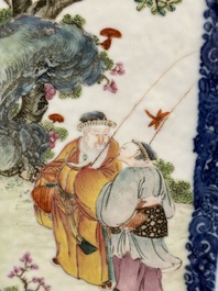 Een zeldzame Chinese ruitvormige Canton famille rose 'visser, houthakker, boer en geleerde 漁樵耕讀圖' vaas, Qianlong