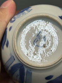Een Chinese blauw-witte 'Lange Lijzen' theebus en deksel, conische schelp merk, Kangxi