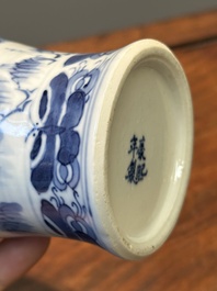 Garniture de cinq vases en porcelaine de Chine en bleu et blanc &agrave; d&eacute;cor de paysage, 19&egrave;me