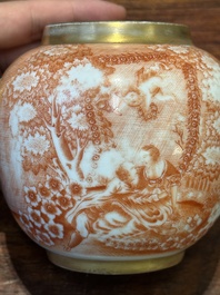 Rare th&eacute;i&egrave;re couverte en porcelaine de Chine en rouge de fer et dor&eacute; &agrave; d&eacute;cor de sc&egrave;ne europ&eacute;enne, Qianlong
