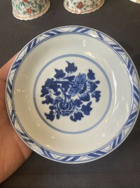 Twee paar Chinese famille verte koppen en schotels, Kangxi