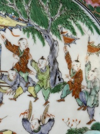 Une paire d'assiettes en porcelaine de Chine en bleu et blanc surd&eacute;cor&eacute; en Canton, une assiette aux gar&ccedil;ons jouant et une assiette ajour&eacute;e, 19&egrave;me