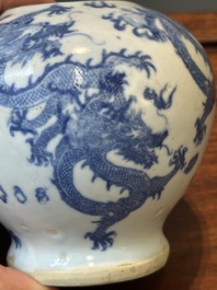 Een paar Chinese blauw-witte dekselvazen en drie potten, 19e eeuw
