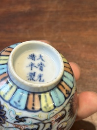 Een paar Chinese doucai kopjes met lotusslingers, Guangxu merk en periode