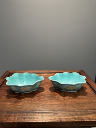 Een paar Chinese famille rose bladvormige kommen met vlinders op turquoise fondkleur, Jiaqing merk en periode