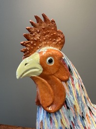 Paire de sculptures de coq en porcelaine de Chine famille rose aux montures en bronze dor&eacute;, Qianlong