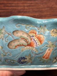 Een paar Chinese famille rose bladvormige kommen met vlinders op turquoise fondkleur, Jiaqing merk en periode
