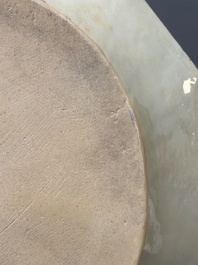 Un plat armori&eacute; et une assiette aux armes de De Heere pour le march&eacute; hollandais en porcelaine de Chine, Qianlong