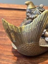 Bo&icirc;te couverte en bronze partiellement dor&eacute;e figurant Ebisu sur une dorade, Japon, sign&eacute;e Miyao Zo, Meiji, vers 1880