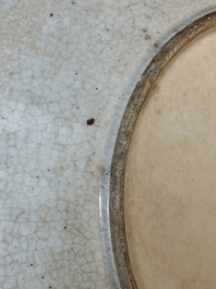 Une paire de pots et un plat en porcelaine de Chine famille rose de Nankin, marque de Chenghua, 19&egrave;me