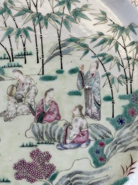 Une cruche en porcelaine de Chine famille rose sur fond vert  &agrave; d&eacute;cor de dragons et un plat &agrave; decor 'sept sages' et &agrave; bord de dragons, 19&egrave;me