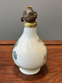 Une collection vari&eacute;e de huit pi&egrave;ces en porcelaine de Chine famille rose, 18/19&egrave;me
