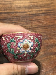 A fine Chinese pink-sgraffito-ground famille rose cup with floral design, Qianlong mark, 19th C.