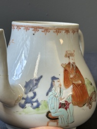 Une soupi&egrave;re couverte sur son support en porcelaine de Chine famille rose &agrave; d&eacute;cor mandarin et une th&eacute;i&egrave;re couverte, Qianlong
