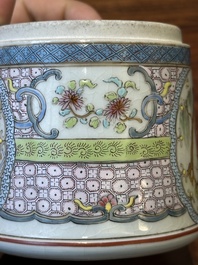 Bo&icirc;te couverte de forme ronde en porcelaine de Chine famille rose &agrave; d&eacute;cor figuratif, 19&egrave;me