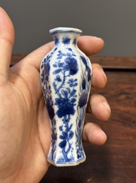 Deux vases, deux pichets miniatures et une bo&icirc;te &agrave; th&eacute; en porcelaine de Chine en bleu et blanc, Kangxi