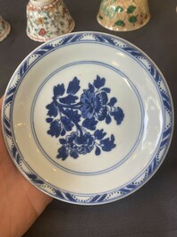 Twee paar Chinese famille verte koppen en schotels, Kangxi
