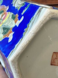 Paire de rares porte-chapeaux en porcelaine de Chine famille rose sur fond bleu &agrave; d&eacute;cor de 'huit immortels', marque et &eacute;poque de Tongzhi