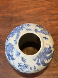 Een paar Chinese blauw-witte dekselvazen en drie potten, 19e eeuw