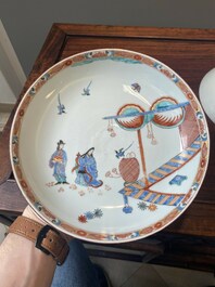 Paire d'assiettes en porcelaine de Chine de style Kakiemon d&eacute;cor&eacute;es aux Pays-Bas, 18&egrave;me