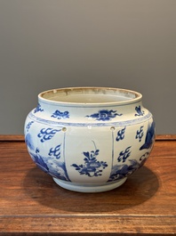 Een Chinese blauw-witte kom met mythische dieren, Kangxi