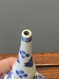 Een paar Chinese blauw-witte rozenwater sprenkelaars voor de islamitische markt, Kangxi