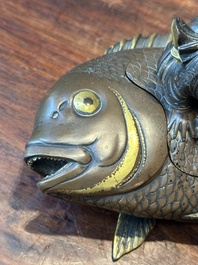 Bo&icirc;te couverte en bronze partiellement dor&eacute;e figurant Ebisu sur une dorade, Japon, sign&eacute;e Miyao Zo, Meiji, vers 1880