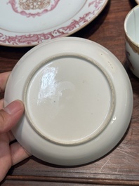 Een paar gemonogrammeerde Chinese roze-ge&euml;mailleerde borden en een paar koppen en schotels met wapendeor, Yongzheng/Qianlong