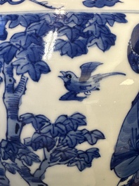 Vase en porcelaine de Chine en bleu et blanc &agrave; d&eacute;cor des 'Longues Dames', Kangxi