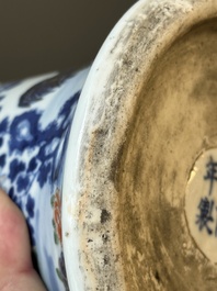 Vase de forme 'gu' en porcelaine de Chine doucai &agrave; d&eacute;cor de coq, marque de Qianlong, 19&egrave;me