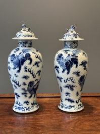 Een paar Chinese blauw-witte dekselvazen en drie potten, 19e eeuw