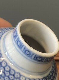 Een paar Chinese blauw-witte vazen en vier zoutvaten in blauw-wit, famille rose en Imari-stijl, Kangxi/Qianlong