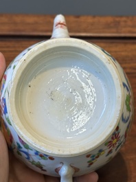 Th&eacute;i&egrave;re couverte en porcelaine de Chine famille rose &agrave; d&eacute;cor 'Pompadour', Qianlong