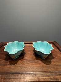 Een paar Chinese famille rose bladvormige kommen met vlinders op turquoise fondkleur, Jiaqing merk en periode