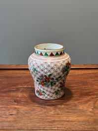Een kleine Chinese wucai pot met floraal decor, Transitie periode