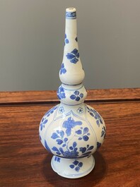 Een paar Chinese blauw-witte rozenwater sprenkelaars voor de islamitische markt, Kangxi