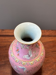 Een Chinese famille rose vaas met vlinders op roze sgraffito fond, Qianlong merk en mogelijk periode