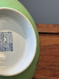 Een Chinese famille rose kom met sgraffito groene fondkleur, Qianlong merk en periode
