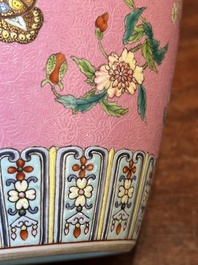 Een Chinese famille rose vaas met vlinders op roze sgraffito fond, Qianlong merk en mogelijk periode