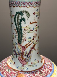 Paire de vases de forme bouteille en porcelaine de Chine famille rose &agrave; d&eacute;cor de dragons, Tongzhi/Guangxu