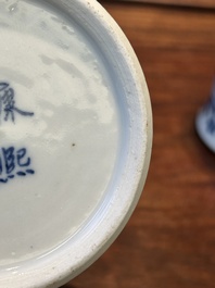 Paire de vases couverts en porcelaine de Chine en bleu, blanc et rouge de cuivre, marque de Kangxi, 19&egrave;me