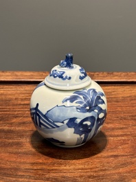 Een Chinese blauw-witte 'Lange Lijzen' theebus en deksel, conische schelp merk, Kangxi